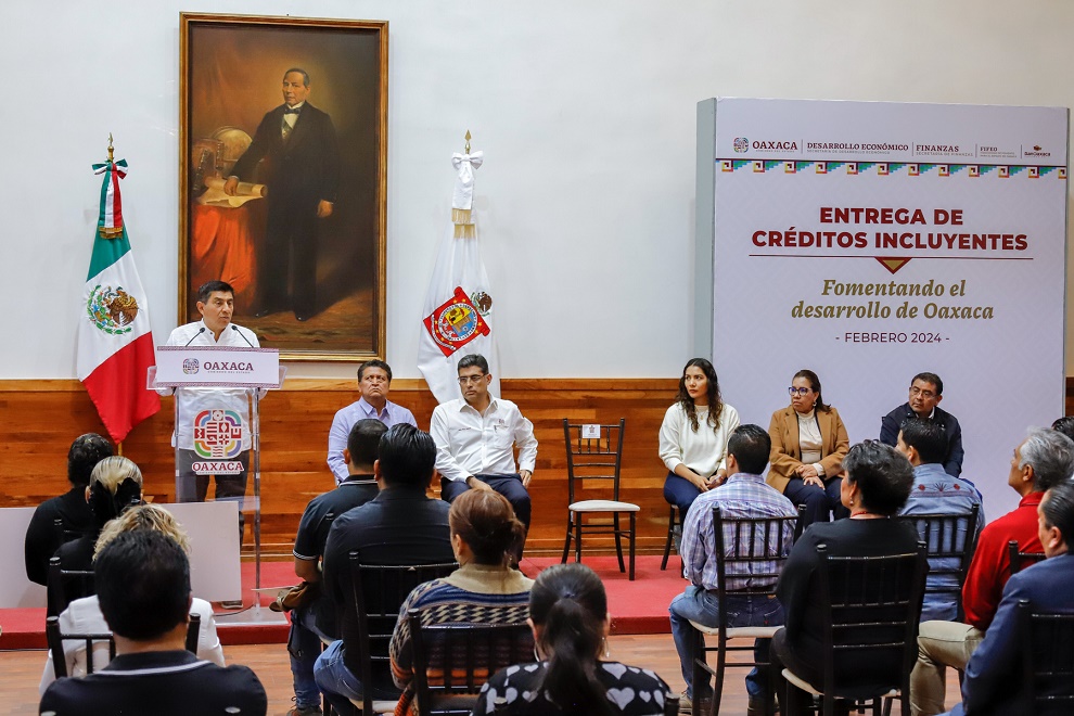 Entrega-Creditos-3 Con Créditos Incluyentes beneficia Gobierno del Estado a personas emprendedoras y con actividades económicas