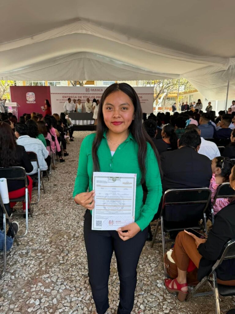 Foto-2-Reciben-titulos-profesionales-311-egresadas-y-egresados-de-Escuelas-Normales-de-Oaxaca-768x1024 Reciben títulos profesionales 311 egresadas y egresados de Escuelas Normales de Oaxaca