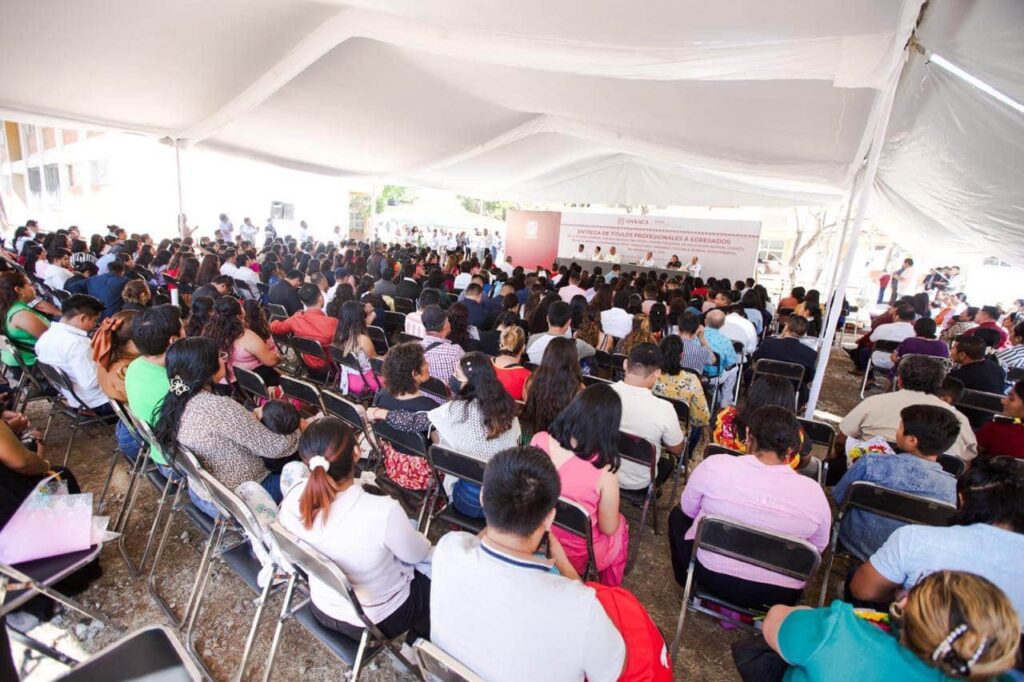 Foto-3-Reciben-titulos-profesionales-311-egresadas-y-egresados-de-Escuelas-Normales-de-Oaxaca-1024x682 Reciben títulos profesionales 311 egresadas y egresados de Escuelas Normales de Oaxaca