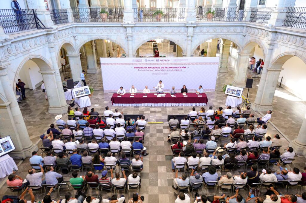 GOBERNADOR-ENCUENTRO-CON-AUTORIDADES-2-1024x682 Convoca Gobierno de Oaxaca a autoridades municipales a vigilar reconstrucción del patrimonio cultural